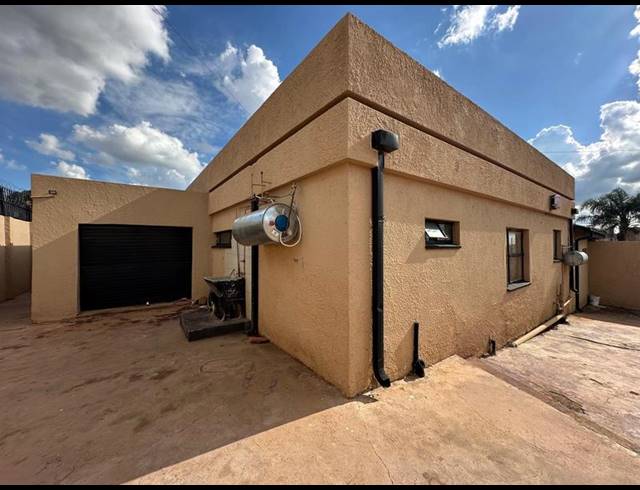 8 BEDROOM HOUSE FOR SALE IN LENASIA SOUTH